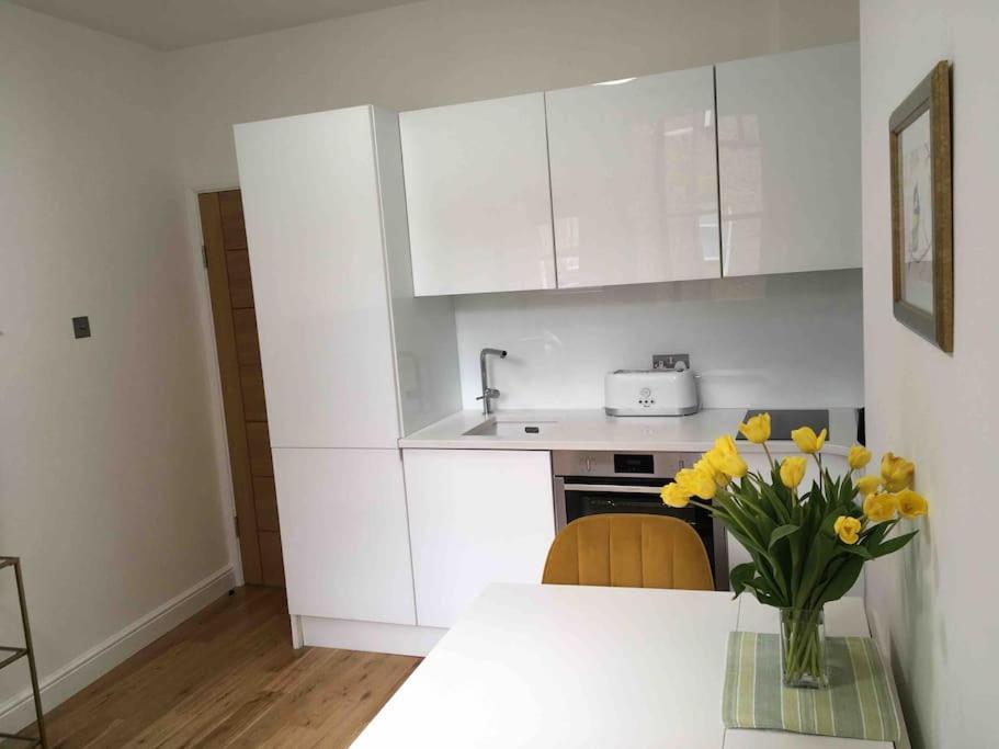 Newly Refurbished 2-Bedroom Flat In Notting Hill Londra Exterior foto